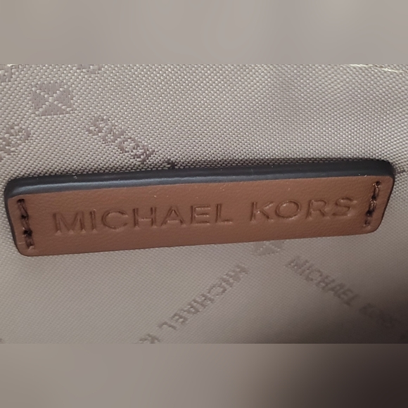 Michael Kors Jet Set Charm Large Zip Clutch Wristlet - Picture 5 of 10